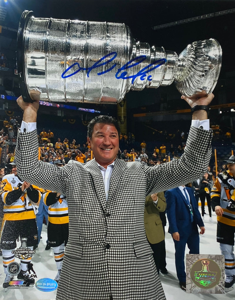 Mario Lemieux Signed Pittsburgh Penguins Hoisting the 2017 Stanley Cup 8x10 Photo